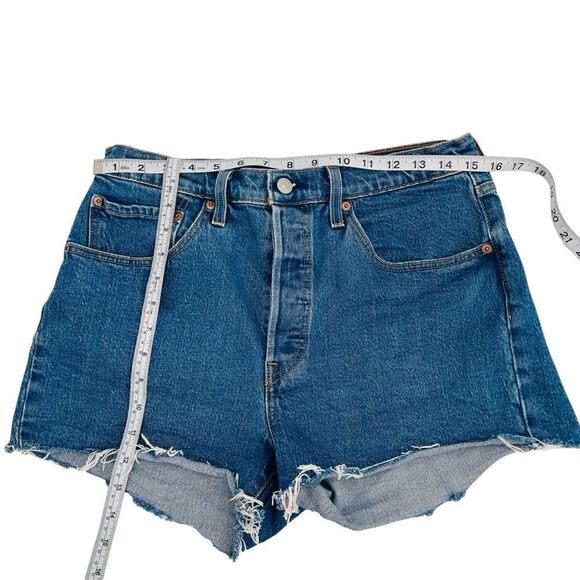 Levi’s 501 cut off medium wash button fly shorts size 30 - Picture 6 of 9